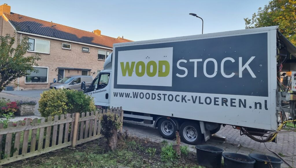 vrachtwagen van een specialist in vloervervanging